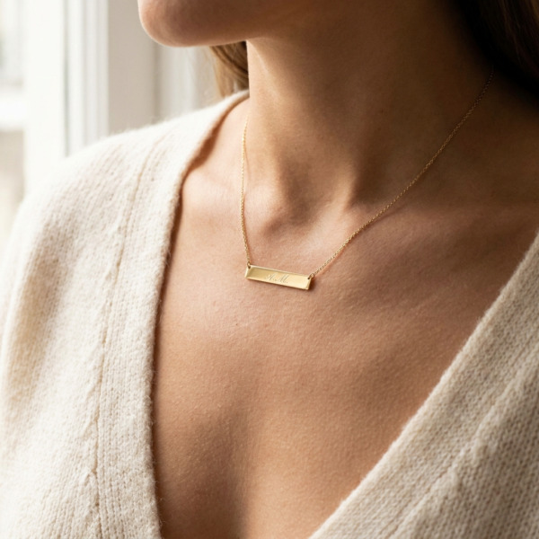 Collier gravé porté